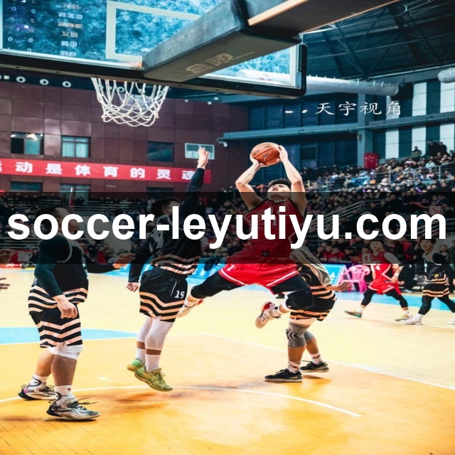 里尔防守组织纪律 四后卫防线在横向移动时的协同性